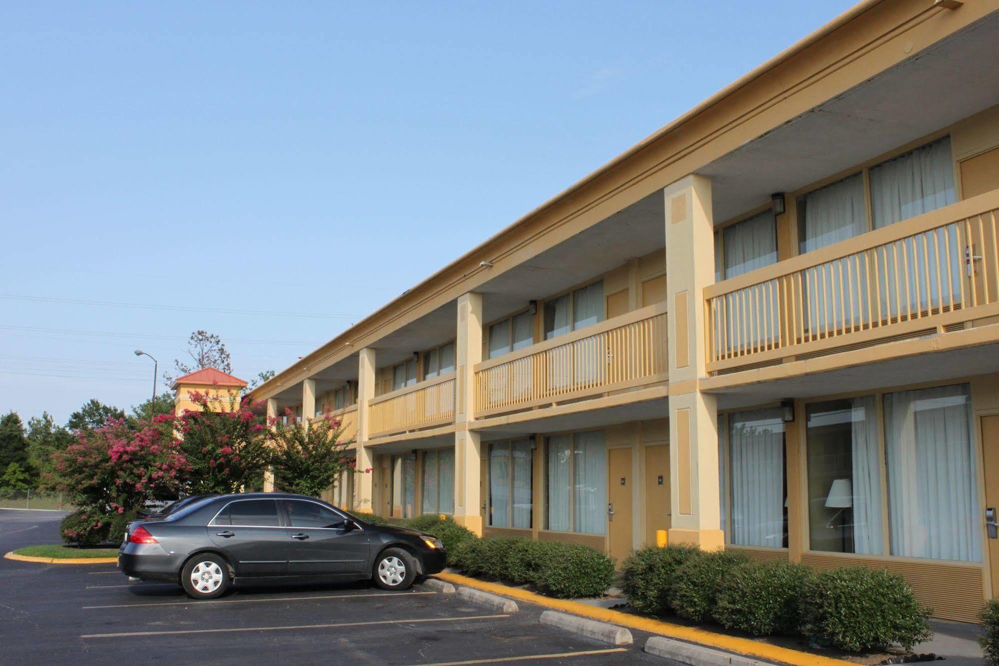 Hotel Elev8 Conroe Exterior photo
