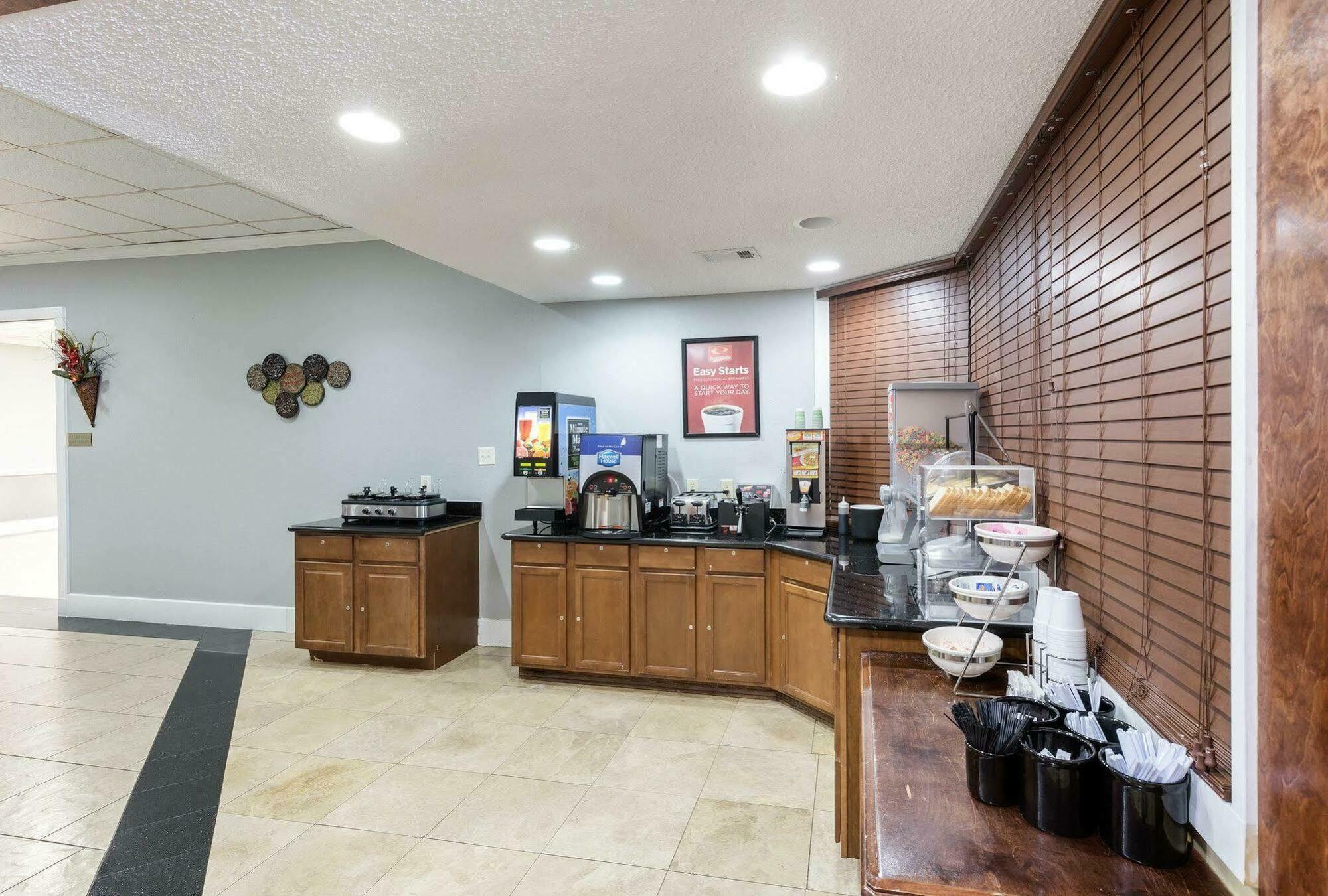 Hotel Elev8 Conroe Exterior photo